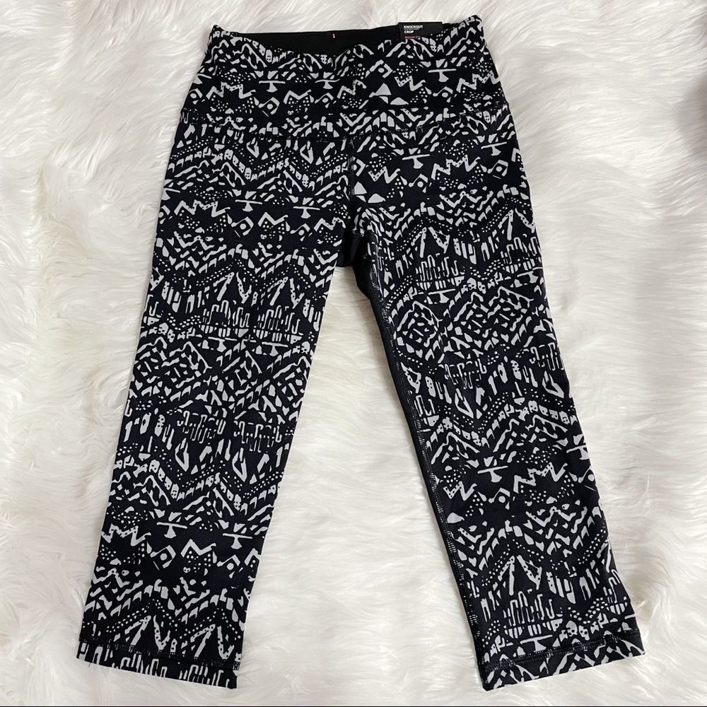 NWT XS Victoria Sport Knockout Crop Leggings Capris Victoria's Secret VSX